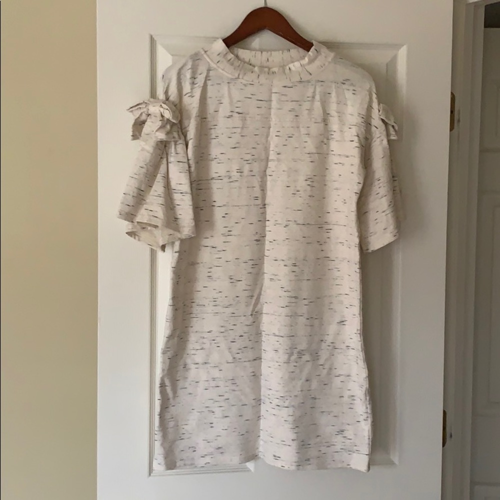 Dress with bow sleeves